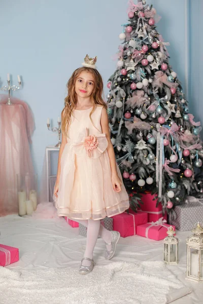 Menina Sorridente Sob Árvore Natal Com Decorações Quarto Ano Novo — Fotografia de Stock