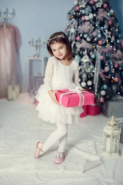 Счастливого Рождества Счастливых Праздников Милая Маленькая Девочка Красивом Платье Возле — стоковое фото