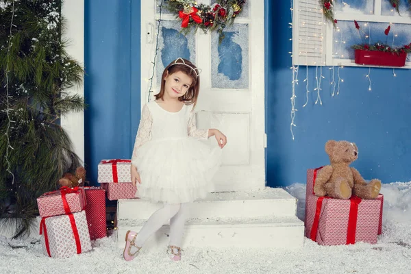 メリークリスマスとハッピーホリデー かわいい赤ちゃん女の子で美しいドレス近くクリスマスツリー屋内 — ストック写真