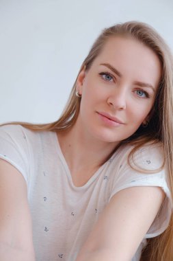 Güzel sarışın bir kadın fotoğraf stüdyosunda poz veriyor..