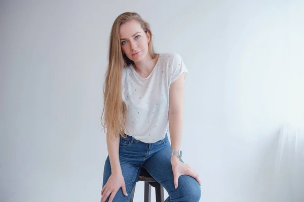 Schöne Blonde Junge Frau Posiert Einem Fotostudio — Stockfoto