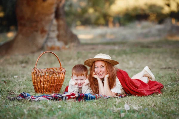 Счастливая Семейная Концепция Осеннем Парке Серия Счастливых Рыжих Старшая Сестра — стоковое фото