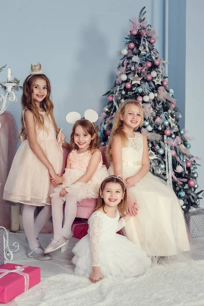 Feliz Natal Boas Festas Meninas Pequenas Bonitos Belos Vestidos Perto — Fotografia de Stock