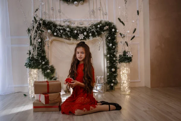 Frohe Weihnachten Und Frohe Feiertage Fröhlich Süßes Kleines Mädchen Rotem — Stockfoto