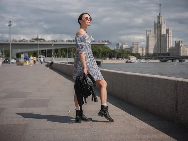 Hermosa Mujer Italiana Caminar Verano Soleado Moscú Orillas Del Río — Foto de Stock