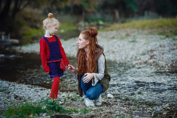 Feliz Concepto Familiar Parque Otoño Una Serie Sobre Los Pelirrojos — Foto de Stock