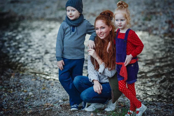 Счастливая Семейная Концепция Осеннем Парке Серия Счастливых Рыжих Старшая Сестра — стоковое фото