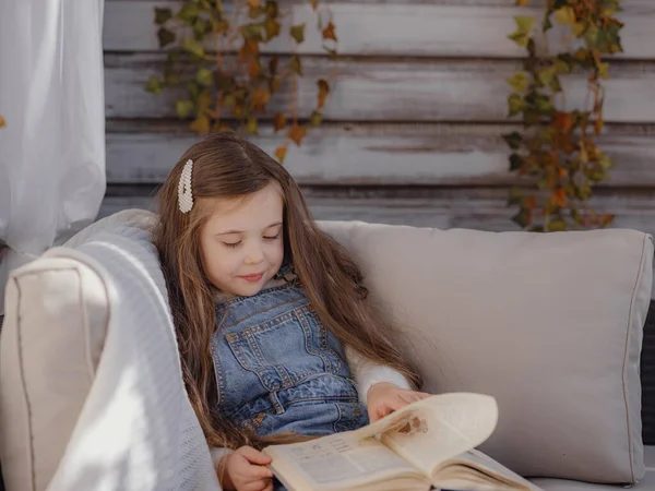 Höstens Soliga Helg Med Katt Hemma Liten Flicka Läser Bok — Stockfoto