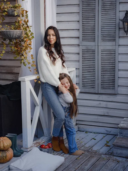 Junge Mutter Und Tochter Sitzen Auf Hölzernen Stufen Der Veranda — Stockfoto