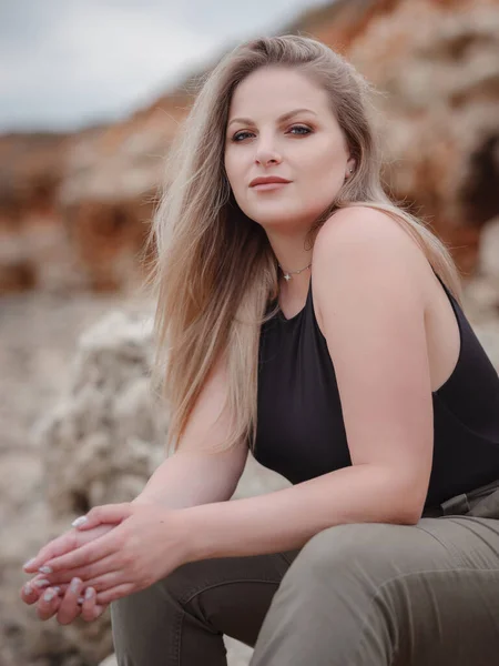 Portrait Attractive American Blonde Woman Long Hair Posing Rocky Beach — Stock Photo, Image