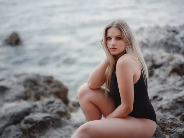 Portrait Attractive American Blonde Woman Long Hair Posing Rocky Beach — Stock Photo, Image