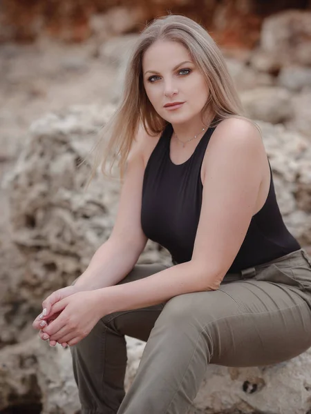 Portrait Attractive American Blonde Woman Long Hair Posing Rocky Beach — Stock Photo, Image