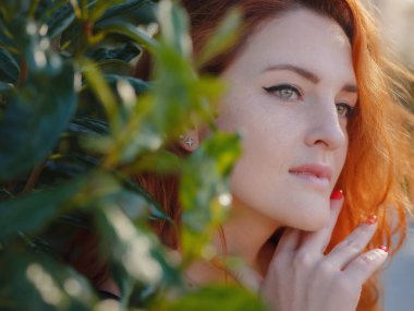 Güz parkında yürüyen güzel bir genç kadının portresi. Sonbahar sezonunda parkta dinlenmek. Serbest doğal kadın parkta derin nefes alıyor ve arka planda yeşillikler var..