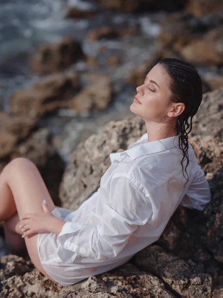 Lifestyle Bademoden Fotoshooting Der Schönen Frau Felsigen Strand Ein Gesunder — Stockfoto