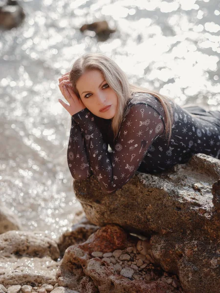 Portrait Attractive American Blonde Woman Long Hair Posing Rocky Beach — Stock Photo, Image