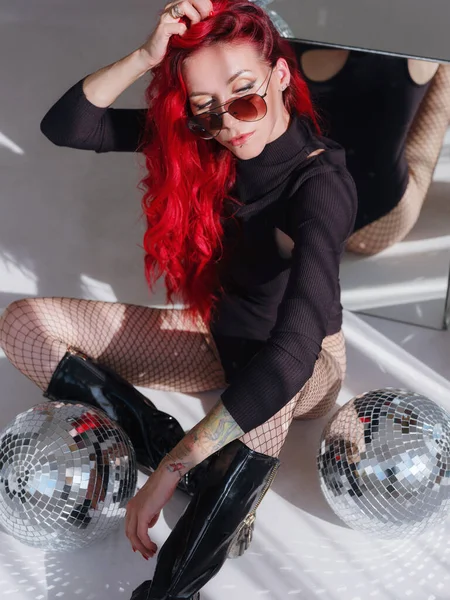 Siyah Elbiseli Bir Kadın Disko Topu Dans Kulübü Ayna Aksesuar — Stok fotoğraf