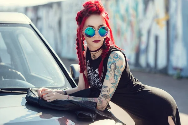 Retrato Mujer Joven Con Maquillaje Provocativo Piercings Tatuajes Contra Pared —  Fotos de Stock