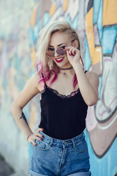 Портрет Молодої Жінки Провокаційним Макіяжем Пірсингом Татуюваннями Стіні Графіті Концепція — стокове фото