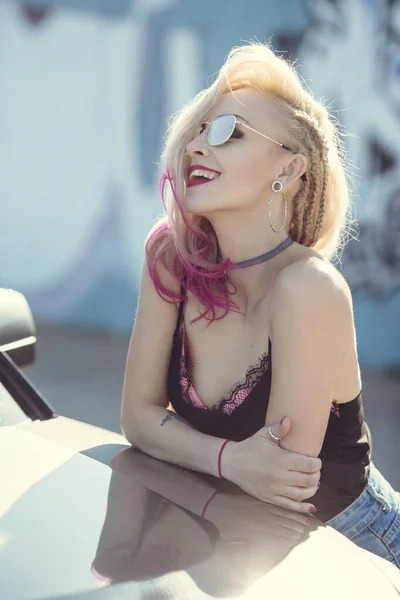 Retrato Mujer Joven Con Maquillaje Provocativo Piercings Tatuajes Contra Pared —  Fotos de Stock