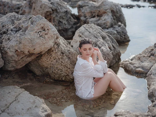 Lifestyle Bademoden Fotoshooting Der Schönen Frau Felsigen Strand Ein Gesunder — Stockfoto