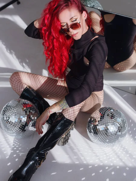 Siyah Elbiseli Bir Kadın Disko Topu Dans Kulübü Ayna Aksesuar — Stok fotoğraf