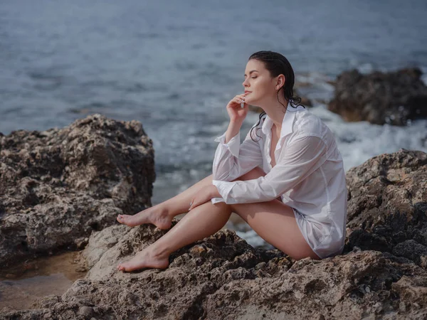 Estilo Vida Traje Baño Sesión Fotos Mujer Beautifaul Playa Rocosa — Foto de Stock