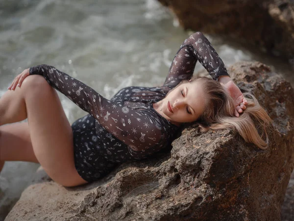 Portret Atrakcyjnej Amerykańskiej Blondynki Długimi Włosami Pozującej Skalistej Plaży Piękny — Zdjęcie stockowe