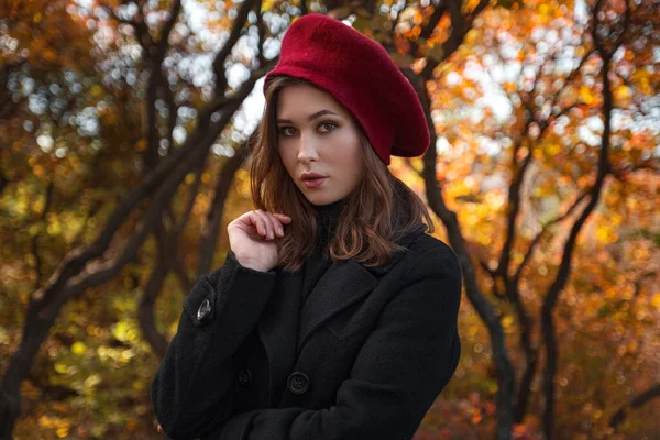 Vacker Ung Kvinna Klädd Svart Rock Och Röd Basker Och — Stockfoto