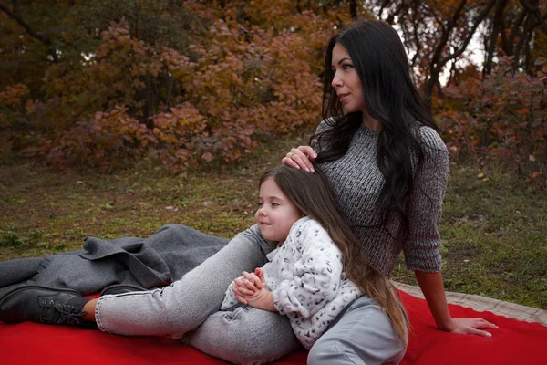 Menina Bonito Miúdo Anos Idade Usando Camisola Casaco Parque Olhar — Fotografia de Stock