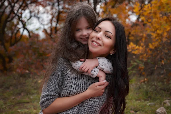 Счастливая Семья Осенней Прогулке Мать Дочь Гуляют Парке Наслаждаются Прекрасной — стоковое фото