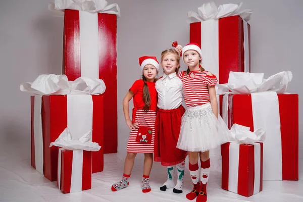 Забавные Девчушки Подружки Рождественских Костюмах Фоне Больших Красных Подарков Идея — стоковое фото