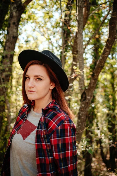 Viajante Hipster Mulher Sozinho Chapéu Preto Camisa Quadriculada Florestas Outono — Fotografia de Stock