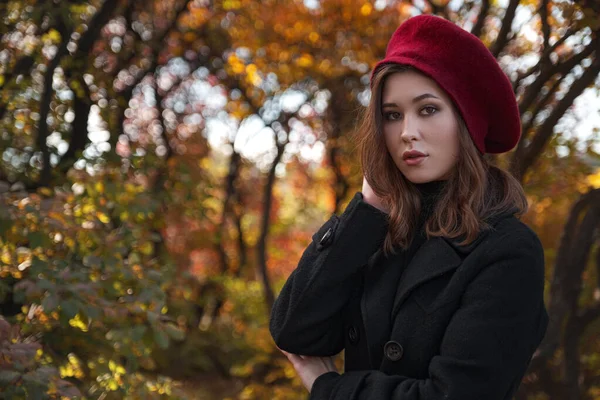 Beautiful Young Woman Wearing Black Coat Red Beret Walking Autumn — Stock Photo, Image