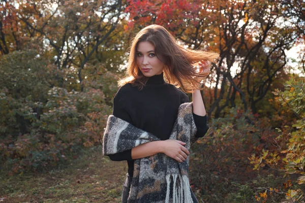 Schöne Junge Frau Beim Spaziergang Herbstlichen Wald Warmes Sonniges Wetter — Stockfoto