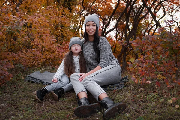 Mãe Sua Filha Anos Idade Passar Fim Semana Piquenique Floresta — Fotografia de Stock