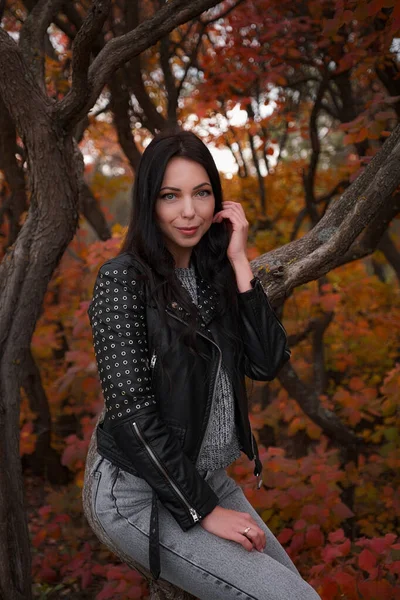 Mujer Caucásica Joven Otoño Con Una Chaqueta Cuero Negro Suéter — Foto de Stock