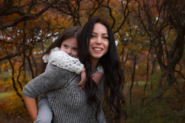 Счастливая Семья Осенней Прогулке Мать Дочь Гуляют Парке Наслаждаются Прекрасной — стоковое фото
