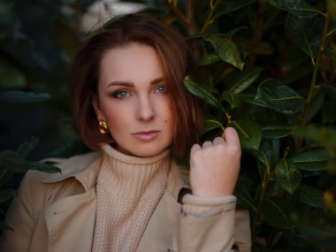 Sonbahar şehrinde yürüyen güzel bir genç kadının portresi. Sonbahar sezonunda parkta dinlenmek. Özgür doğal bayan sokakta derin nefes alıyor. Sıradan moda, zarif görünüş. Artı boyut modeli.