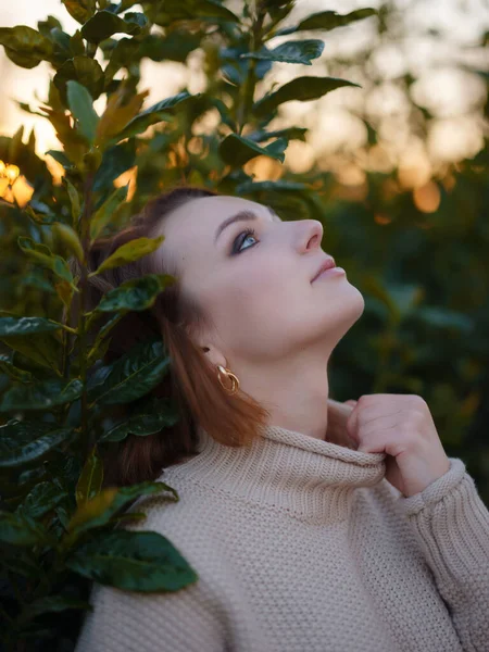 Portrait Belle Jeune Femme Marchant Dans Une Ville Automne Détente — Photo