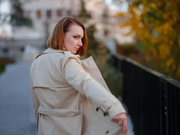 Portrait Belle Jeune Femme Marchant Dans Une Ville Automne Détente — Photo