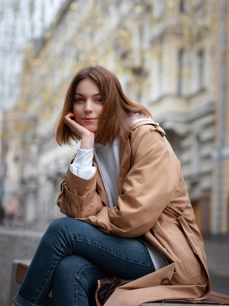 Gyönyörű Gyönyörű Bézs Kabát Séta Ősszel Felhős Moszkva Hangulatos Utcán — Stock Fotó