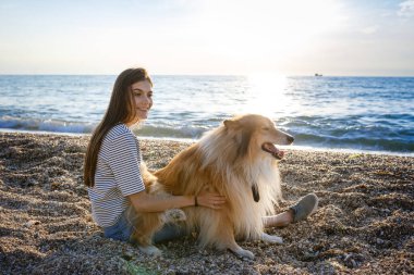 Genç bir kadın ve yaşlı bir köpek bir yaz akşamı kırsalda yürürler. Bir bayan ve çocukluktan sadık arkadaşı bir çoban köpeği.