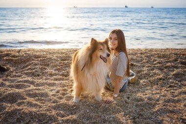 Genç bir kadın ve yaşlı bir köpek bir yaz akşamı kırsalda yürürler. Bir bayan ve çocukluktan sadık arkadaşı bir çoban köpeği.