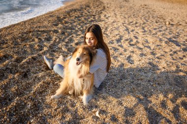 Genç bir kadın ve yaşlı bir köpek bir yaz akşamı kırsalda yürürler. Bir bayan ve çocukluktan sadık arkadaşı bir çoban köpeği.