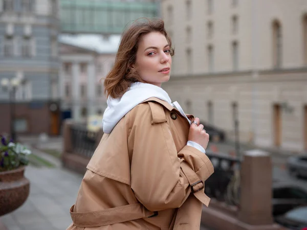 Schöne Frau Schönen Beigefarbenen Mantel Spazieren Herbstlich Bewölkten Moskau Der — Stockfoto