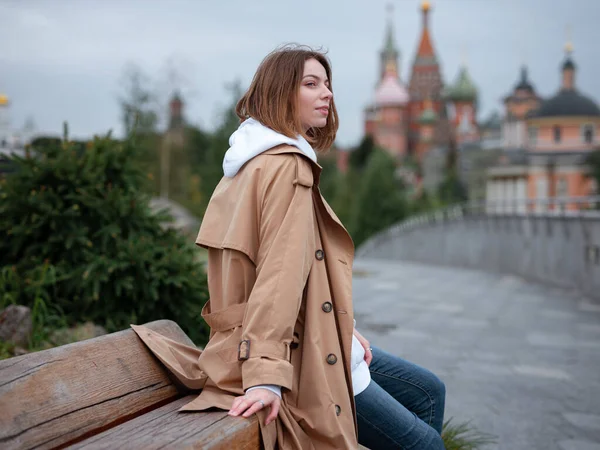 Vacker Kvinna Vacker Beige Rock Promenad Höst Molnigt Moskva Zaryadye — Stockfoto