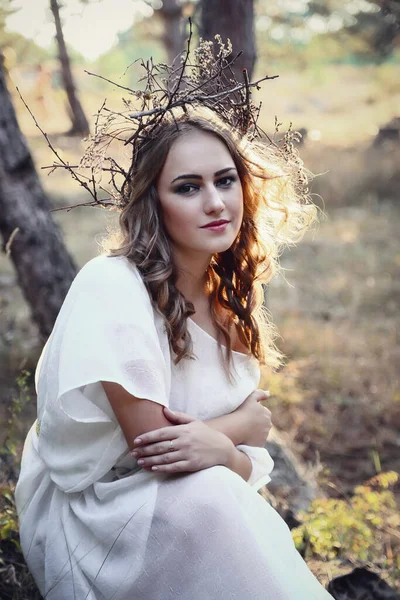Όμορφη Γυναίκα Μυστήριο Gothic Μακρύ Λευκό Φόρεμα Στο Δάσος Φθινόπωρο — Φωτογραφία Αρχείου