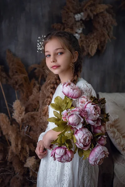 Een Schattig Klein Meisje Een Mooie Jurk Thuis Prinses Met — Stockfoto