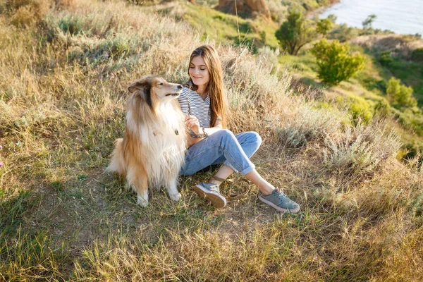 Een Jonge Vrouw Een Oudere Hond Wandelen Een Zomeravond Het — Stockfoto