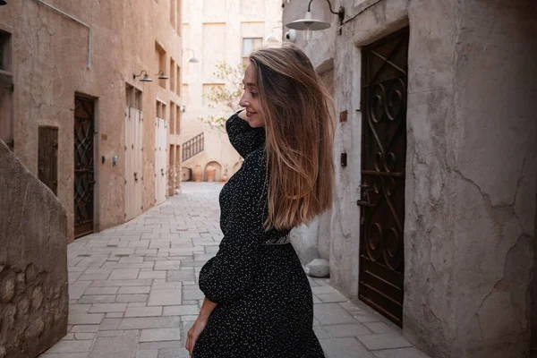 Viajante Feliz Mulher Vestindo Vestido Preto Andando Pelas Ruas Uma — Fotografia de Stock